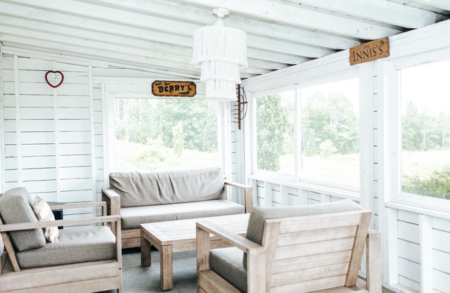 Cozy Modern Farmhouse w/Hot Tub mins to Saint Andrews By-The-Sea! Pet Friendly!