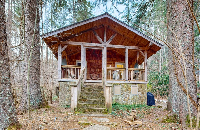 Cozy Mountain Lakeside Cabin with hot tub, jon boat + dog friendly