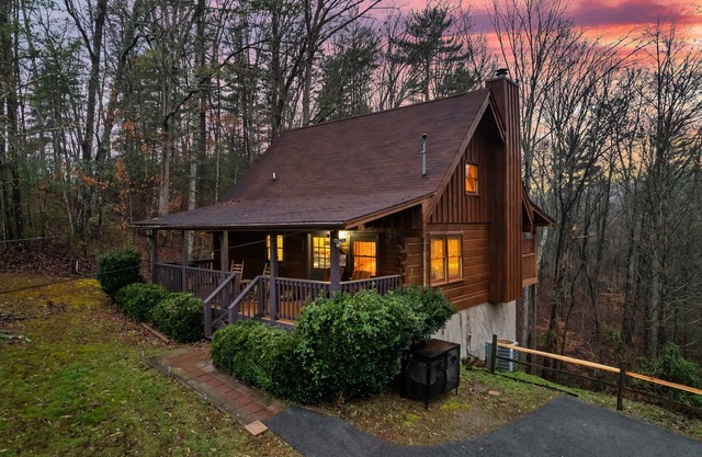 Cozy Mountain Retreat w/hot tub, 5 mins to downtown strip