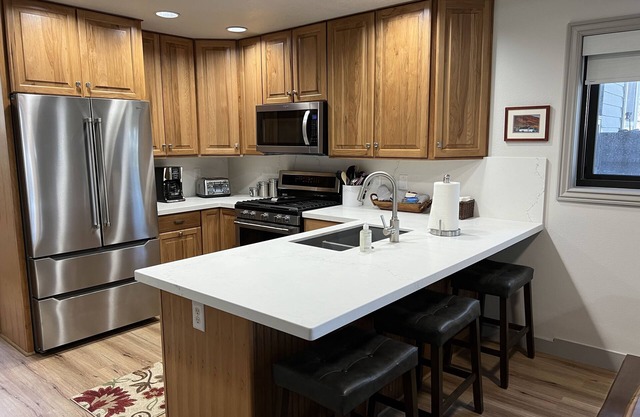 COZY MOUNTAIN TOWNHOME! 2 POOLS, VOLLEYBALL, PICKLEBALL, CONCERTS! BOOK NOW!