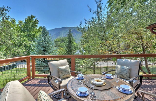 Cozy Mountain Home w/NEW Hot Tub, Firepit & Deck w/Views, 5 Mi. 2 Pools!