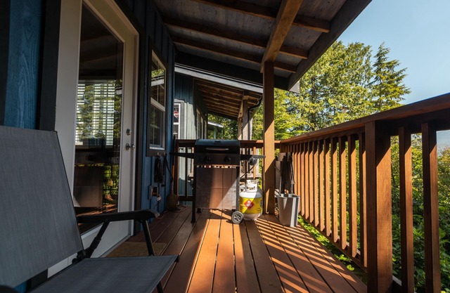 Cozy Mountain View Cove-side Cottage & Sauna