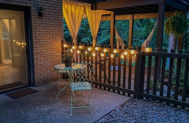 Cozy mountaintop retreat close to downtown. Pet friendly!