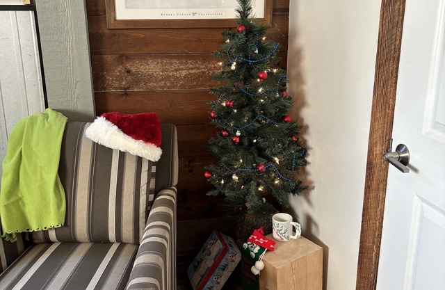 Cozy MW Alpine Village 1br. Close to the alpine lodge and hikes in the meadows!