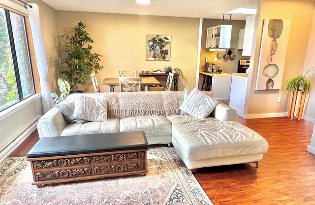 Cozy Ocean View Carriage Home