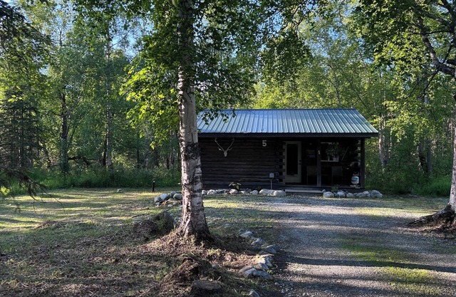 Cozy, pet-friendly, 2-bedroom cabin in beautiful Palmer, Alaska