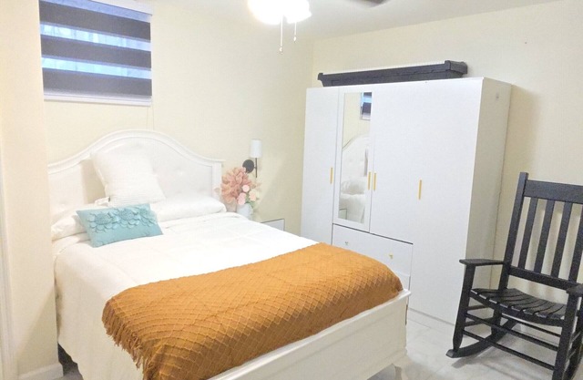 Cozy Private 1-br Basement Apt StatenIsland close to NYC Family & Pet Friendly