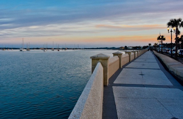 Cozy & Private Oasis, Close to Attractions and Beaches, Wooded Back Deck, Parking, 15% off