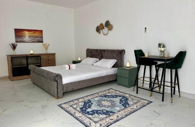 Cozy private room in Jumeirah villa near the Beach