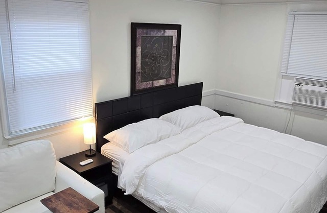Cozy Private Room with Full Bathroom, Wi-Fi, and TV!