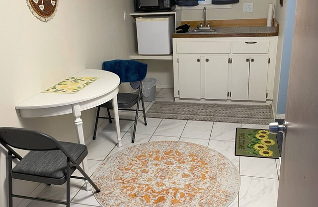 Cozy quiet One Bedroom Cabin with short walk to Little Susitna River in Houston.