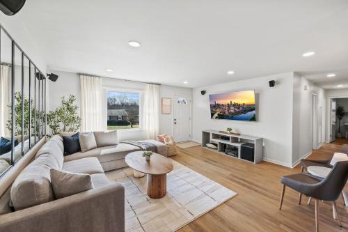 Cozy Ranch Retreat-Large Deck & Yard-10 Mins to Downtown