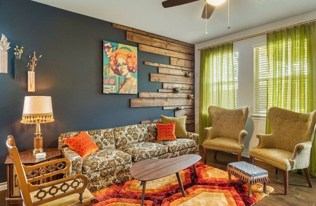 Cozy Retro Hideaway with Hot Tub