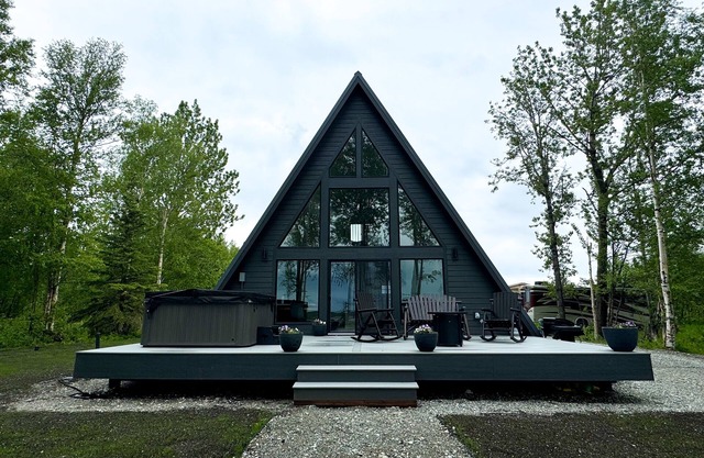 Cozy riverfront retreat with HOT TUB! Just 5 minutes from downtown Palmer.