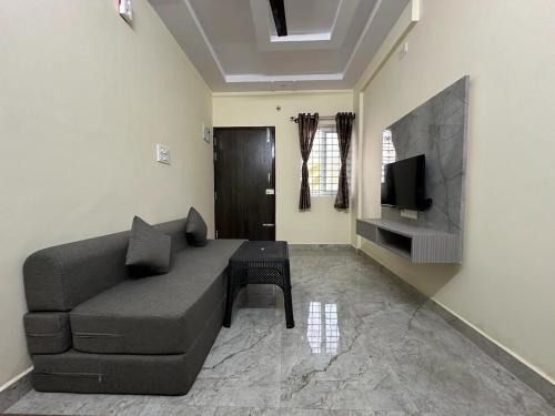 Cozy Room 1Bhk with Lift 602
