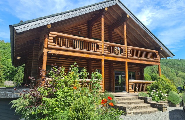 Cozy round log villa with SwimSpa, whirlpool and sauna