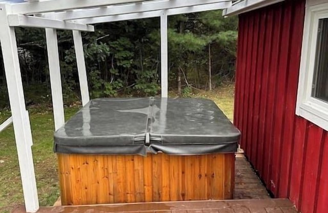 Cozy Rustic Cabin w/Hot Tub