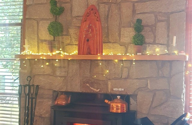 Cozy rustic cottage in the heart of Mt Beauty.Stone fireplace,off street parking