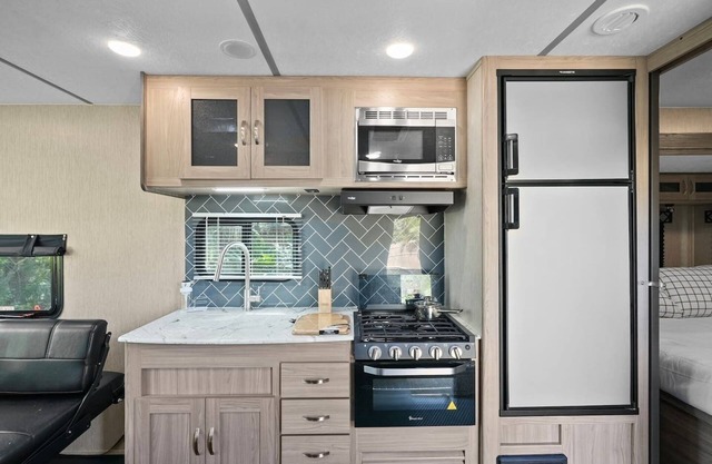Cozy RV Retreat Fast Wi-Fi & Pet-Friendly