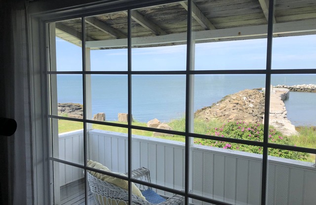 Cozy Seaside Cottage- BEST LOCATION ON THE BAY OF FUNDY SHORE!