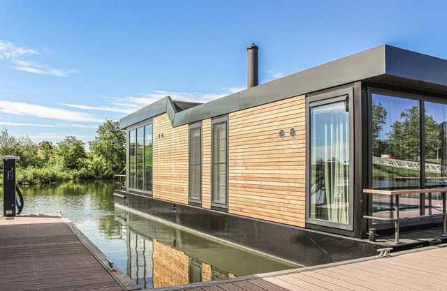 Cozy ship in Ohé & Laak with kitchen