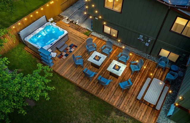 Cozy Spacious 4-Level Home with XL HotTub in Midtown Anchorage