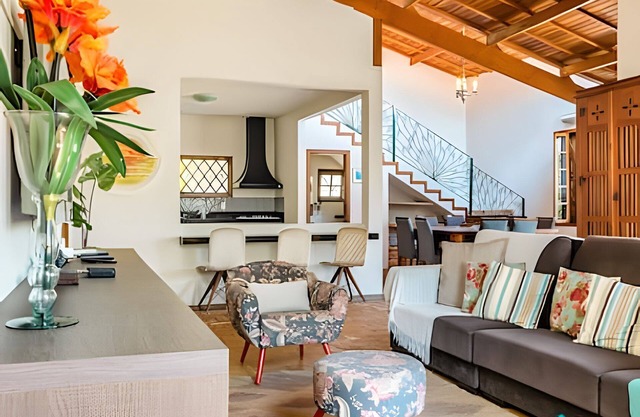 Cozy stained glass house close to the beach