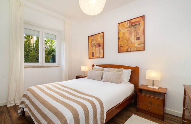 Cozy Stay Steps Away From The Train Station