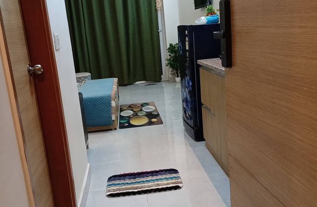 Cozy Staycation Gaur City Center Noida