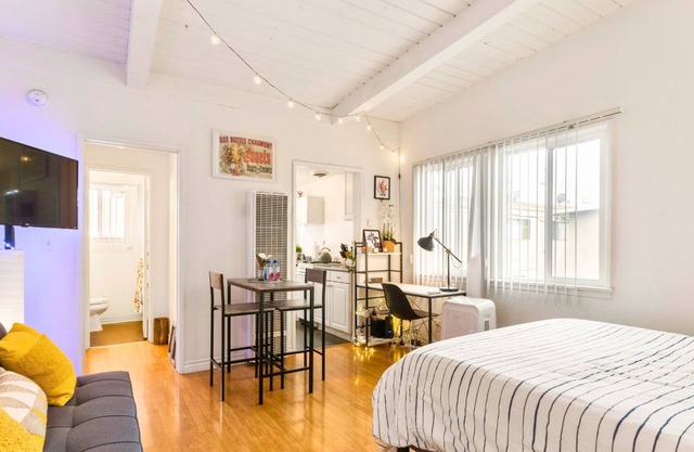 Cozy Studio near WeWork, Sony, DT Culver City & Marina Del Ray w/Parking