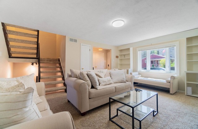 Cozy Suburban Home/Quiet Neighborhood