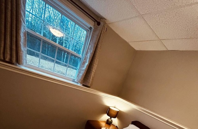 Cozy suite in the woods. 15min to Grand lake, 6min to amenities. Pet friendly!