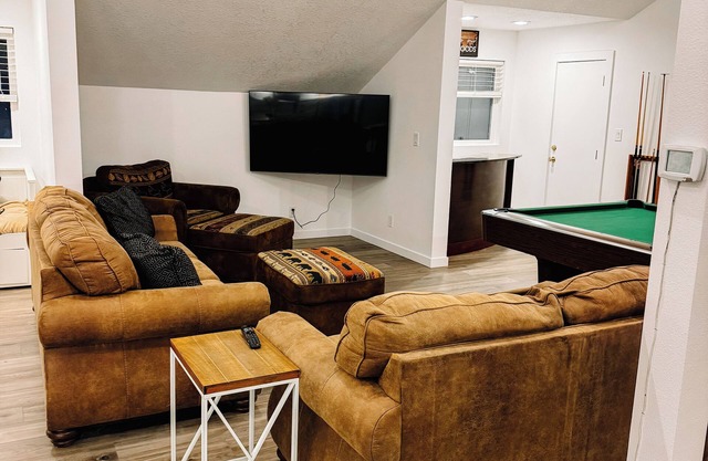 Cozy Super Barn Studio with pool table, king beds. 30 minutes from ski resort.