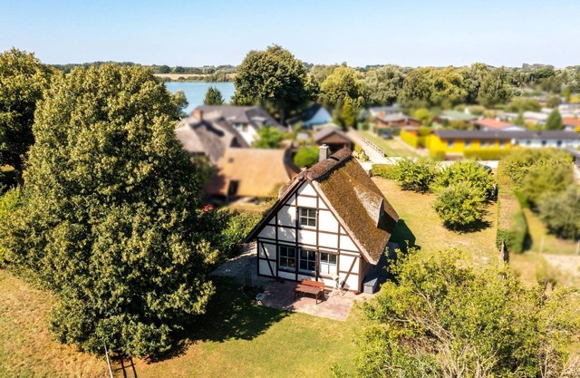 Cozy thatched roof house - 2min to the Röggeliner lake