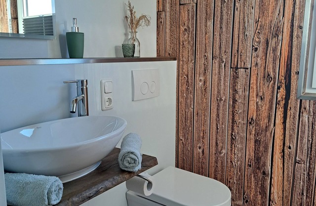 Cozy tiny house with a view of the countryside