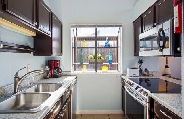 Cozy Top Floor 1 Bed Condo on Green Mountain with Cathedral Ceilings