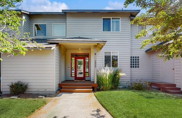 Cozy Townhouse Overlooking 1st Tee - access to Eagle Crest Resort, Sports Center