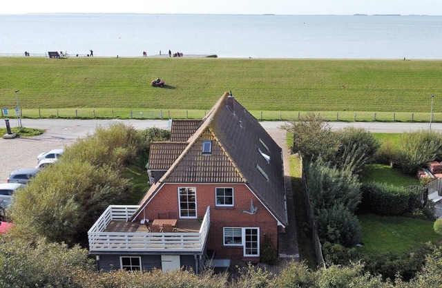 Cozy vacation apartment Godewind directly on the dike