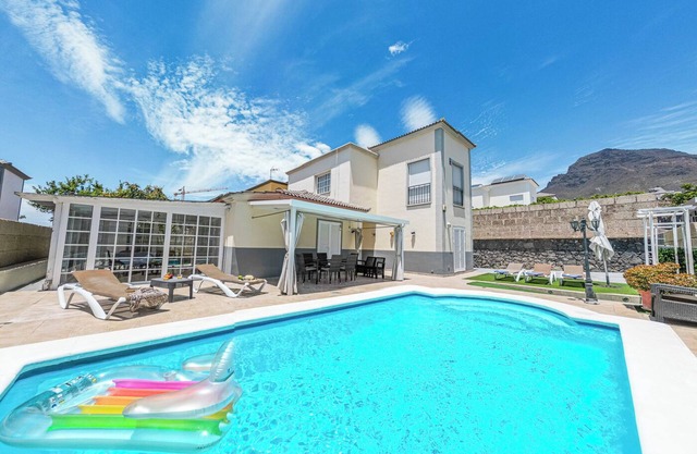 Cozy villa in Madroñal de Fañabe with pool