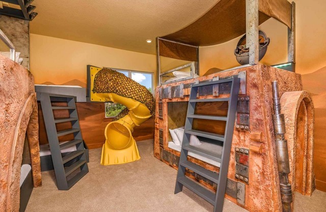 Cozy Villa w/Sci-Fi Themed BR, Arcade, Theater, Game Loft & Pool - Near Disney