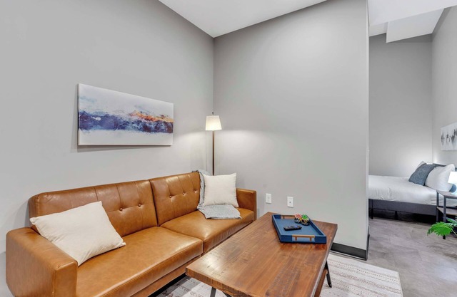 CozySuites Modern 1BR in Downtown Pitts #14