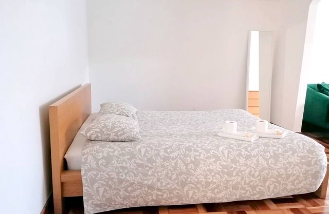 CQ4 | Large Room with Double Bed, Balcony, Sofa & Workspace