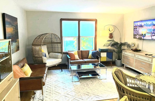 Craftsman with Private Quaint Relaxing Garden Near Hamlin