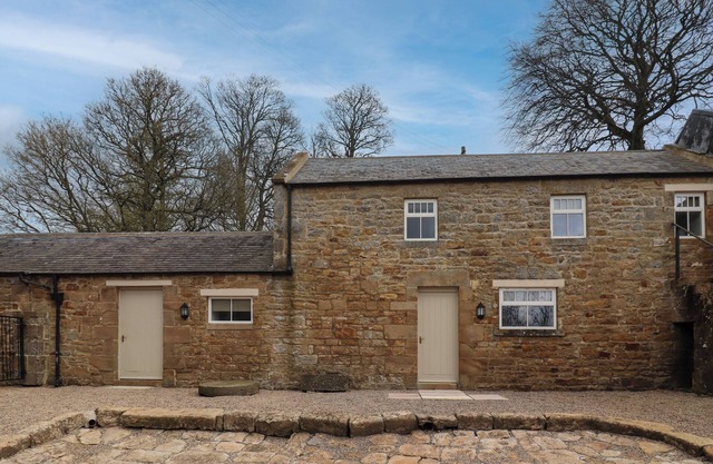 CRAGG LODGE, pet friendly, with open fire in West Woodburn