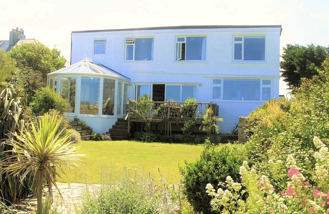 Crantock Cottage, stunning sea views, 10 mins to beach & equipped for children