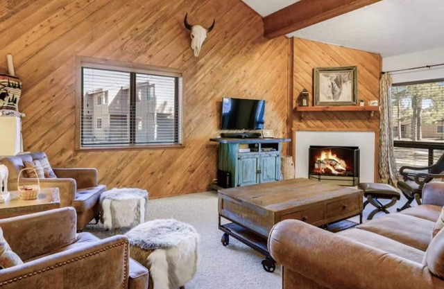 Crazy Horse Condo: Cozy Mountain Getaway, Fireplace, Patio, Walk Distance to Cafes, Dining and Shops