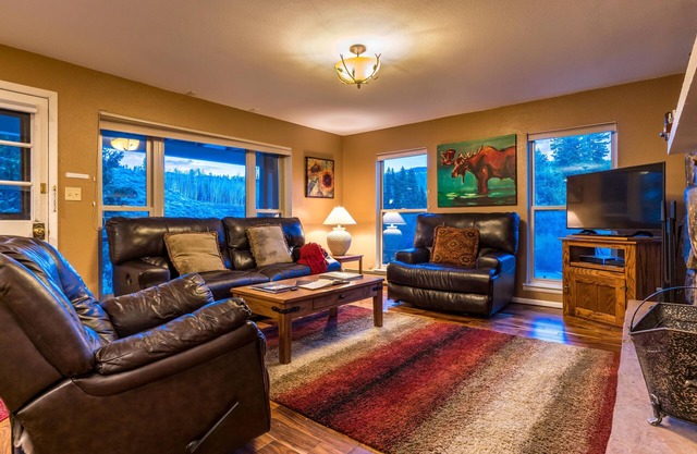 Creekside 3-br w/fireplace, pool, hot tub, steps to ski shuttle, downtown WP