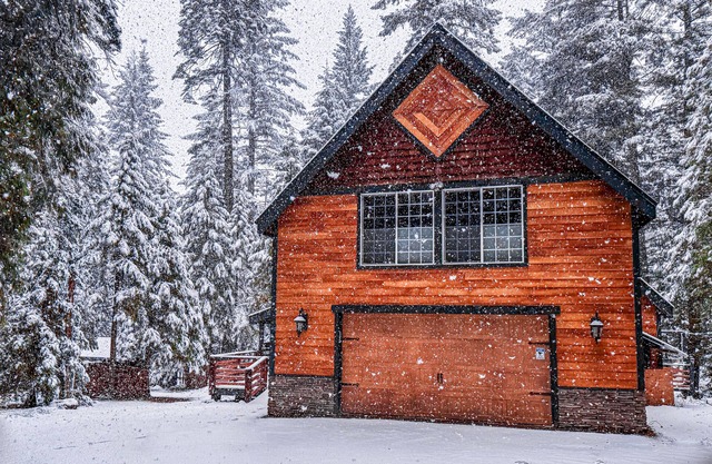 Creekside Cabin! 9 miles to Lassen. 3-Level Deck, EV Charging.