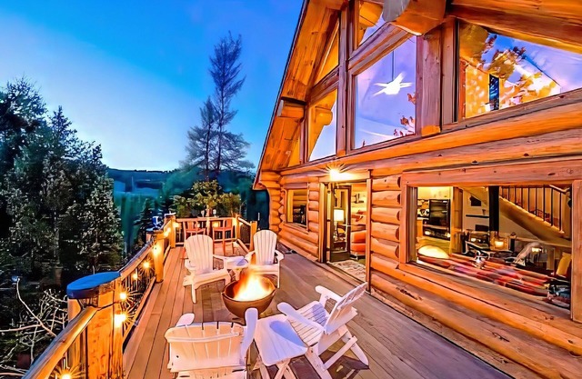 Creekside Cabin – Hot Tub, Fire Pit & Wood Stove