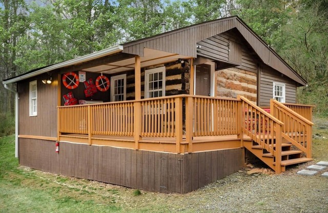 Creekside Cabin w Hot Tub, Fire Pit, Deck & Grill!